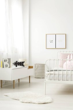 Siyah ok ışık İskandinav tarzı büfe ve bir beyaz çocuk yatak odası iç kontrol çamaşır sepetinde açtı.