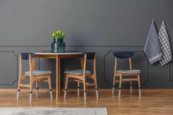Masa Sandalyeler Ile Bir Yemek Odası Kalıplama Ile Gri Duvar — Stok fotoğraf