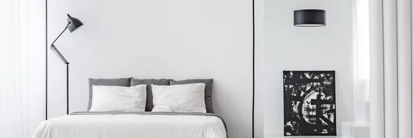 King Size Säng Med Enkla Sängkläder Står Vita Rummet Interiören — Stockfoto