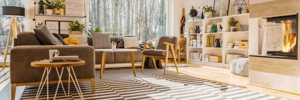 Sudut Bawah Interior Ruang Tamu Modern Dengan Sofa Sudut Rak — Stok Foto