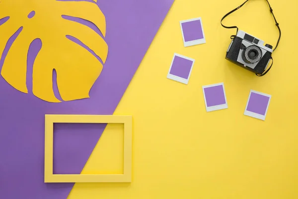 Hoja Sobre Diseño Violeta Cámara Sobre Fondo Amarillo Con Marco — Foto de Stock