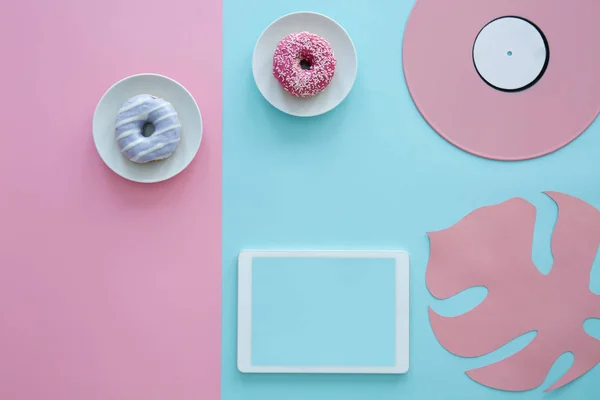 Donut Azul Fundo Rosa Mockup Tablet Lado Uma Folha Vinil — Fotografia de Stock