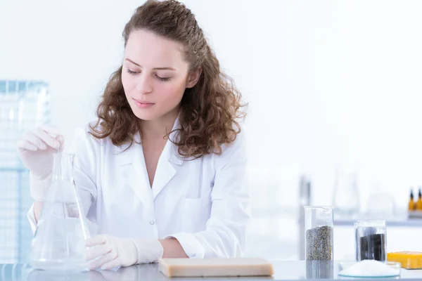 Biotechnologist Ontbinding Van Het Monster Een Oplossing Tijdens Laboratoriumanalyses — Stockfoto