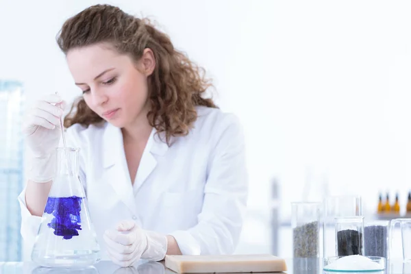 Scheikundige Stof Gieten Een Kolf Met Oplossing Het Laboratorium — Stockfoto