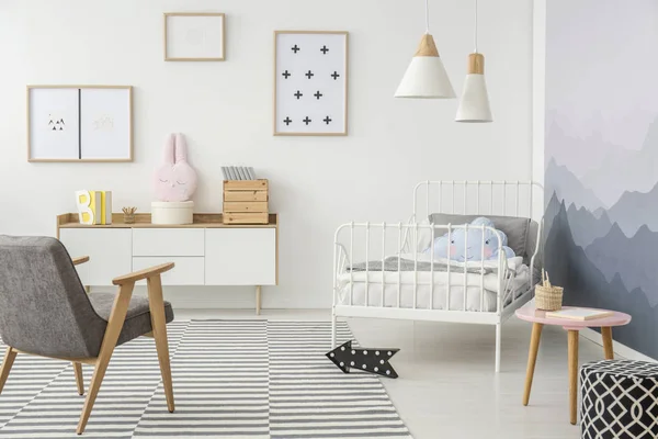可爱的枕头上的孩子的金属框架床和简单的木制家具在一个创造性的设计卧室为一个年轻的女孩 — 图库照片
