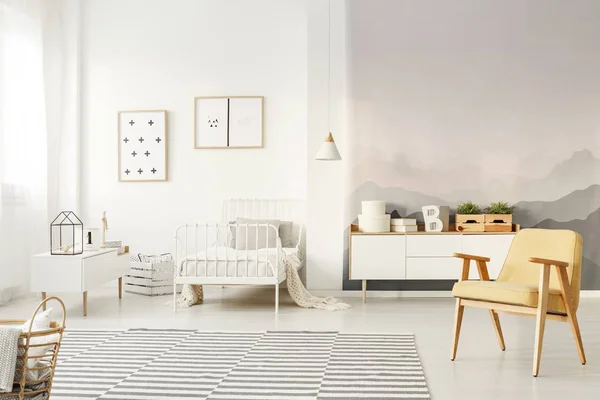 Sillón Madera Amarillo Interior Del Dormitorio Del Niño Con Carteles —  Fotos de Stock