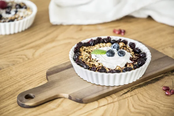 Close Healthy Breakfast Oatmeal Raisins Yoghurt Wooden Table — Stock Photo, Image