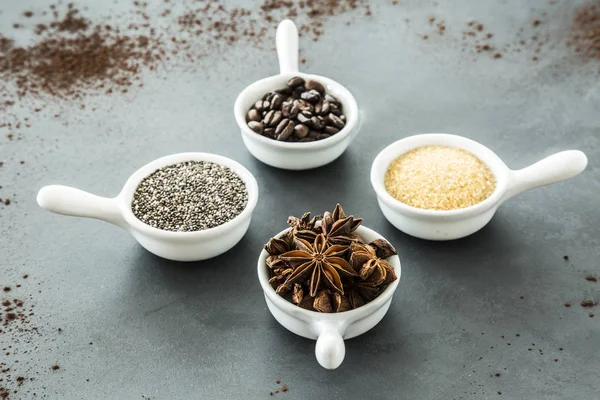 コーヒー豆 種子やライトグレーのテーブルに一致する 小さなボウルのスターアニス 調味料のコンセプト — ストック写真