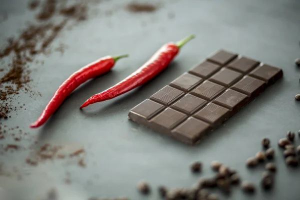 Primer Plano Pimientos Rojos Picantes Junto Una Barra Chocolate Negro — Foto de Stock