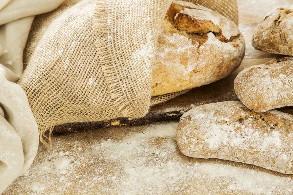 Nahaufnahme Von Brot Und Brötchen Die Auf Einem Holztisch Liegen — Stockfoto