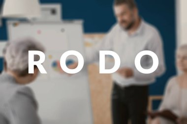 Patron onun çalışanları bir şirkette Rodo önemini açıklama. Bulanık fotoğraf ile beyaz bayrak