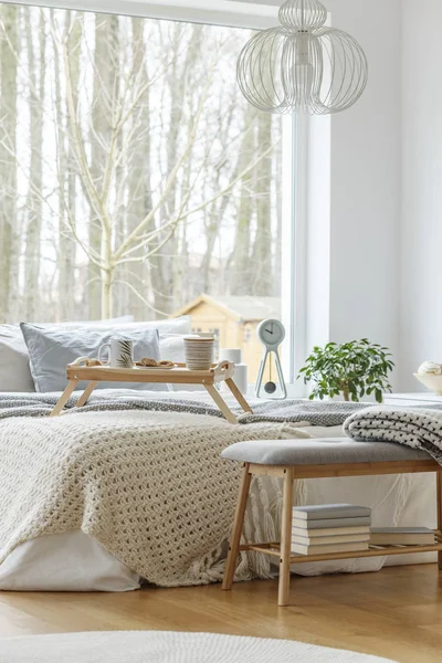 Interior Kamar Tidur Dengan Tempat Tidur Ukuran Raja Dengan Bantal — Stok Foto