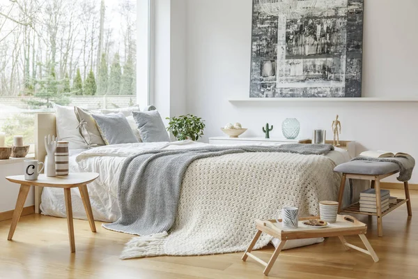 Lukisan Dinding Interior Kamar Tidur Scandi Dengan Furnitur Kayu Dan — Stok Foto