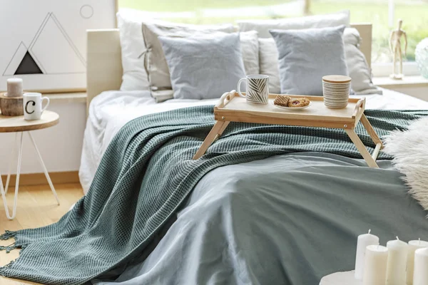 Beyaz Gri Yatak Kahvaltı Tepsisi Yatak Odası Ile Kral Yatak — Stok fotoğraf