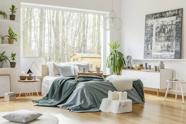 Kerzen Vor Dem Bett Mit Grüner Und Blauer Bettwäsche Modernen — Stockfoto