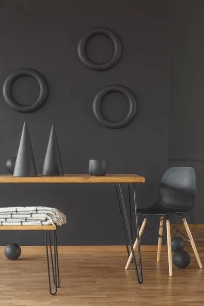 黑色室内的几何形状 木制桌子 椅子和木地板 — 图库照片
