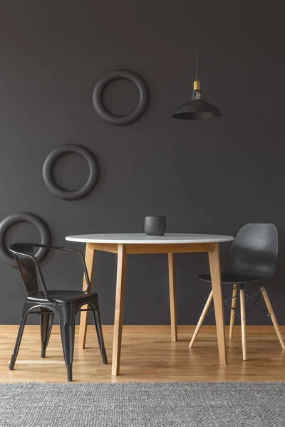 白色餐桌与黑色椅子设置在艺术室内室内 — 图库照片