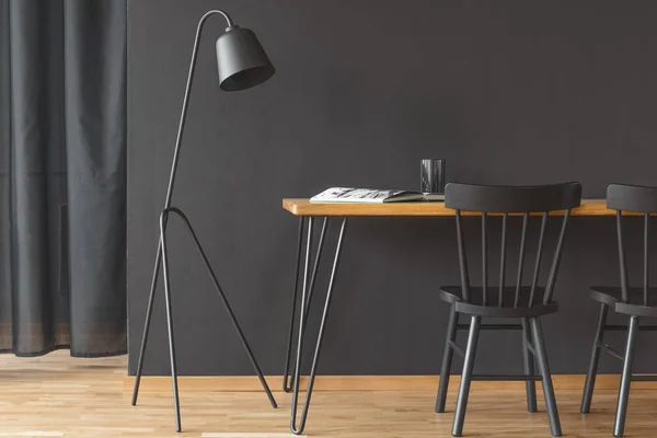 黑色家庭办公室内部用木桌 金属灯和椅子 — 图库照片