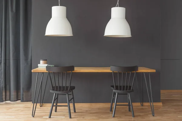 Schwarze Stühle Holztisch Unter Weißer Lampe Minimalistischen Esszimmerinnenraum Mit Vorhang — Stockfoto