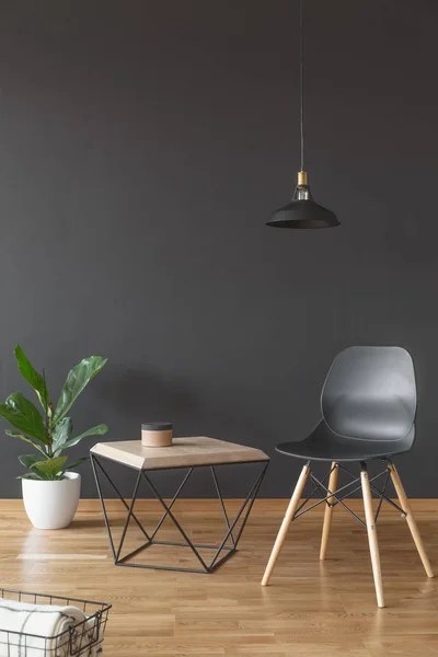 简单的椅子和木茶几设置在黑 空的墙壁在客厅内部 — 图库照片