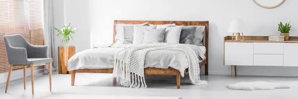 Panorama Des Geräumigen Weißen Designer Schlafzimmers Mit Holzbett Mit Bettwäsche — Stockfoto