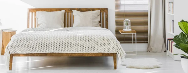 Vista Frontal Una Sencilla Cama Doble Madera Con Cojines Gruesa — Foto de Stock