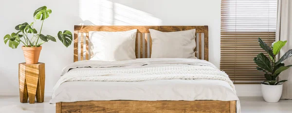 Γκρο Πλαν Του Διπλό Ξύλινο Κρεβάτι Κλινοσκεπάσματα Μαξιλάρια Και Κουβέρτα — Φωτογραφία Αρχείου