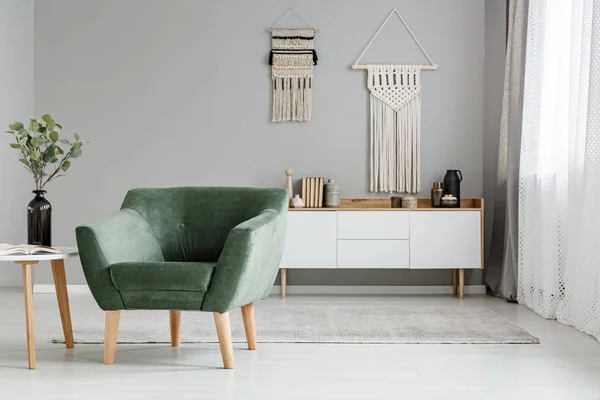 Fauteuil Vert Dans Salon Boho Lumineux Intérieur Avec Plante Sur — Photo