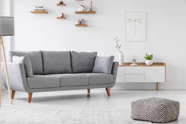 Puf Estampado Sofá Gris Interior Sala Estar Mínima Con Póster — Foto de Stock