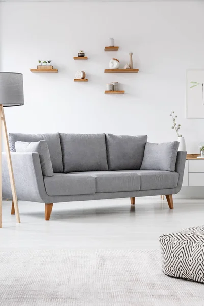 Graue Couch Schlichten Hellen Wohnzimmer Mit Hocker Und Lampe Echtes — Stockfoto