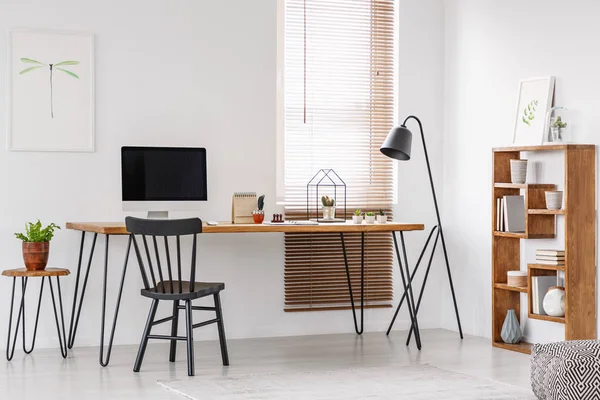 Czarne Krzesło Drewniane Biurko Monitora Komputerowego Jasne Biura Domowego Wnętrza — Zdjęcie stockowe