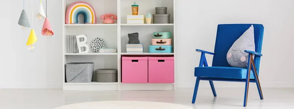 Panorama Una Linda Almohada Sobre Sillón Azul Una Estantería Con —  Fotos de Stock