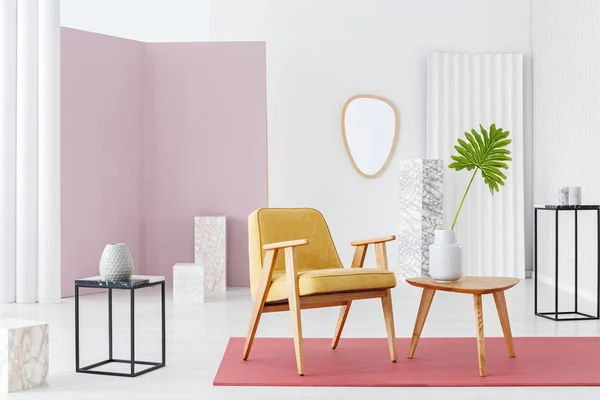 Hoja Sobre Mesa Madera Junto Sillón Amarillo Colorido Vintage Salón — Foto de Stock