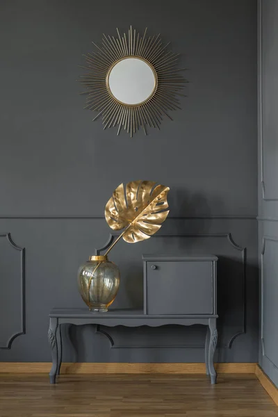 豪華な金色の装飾と成形と暗い灰色の壁がレトロな家具とスタイリッシュなリビング ルームのインテリアのコーナー — ストック写真