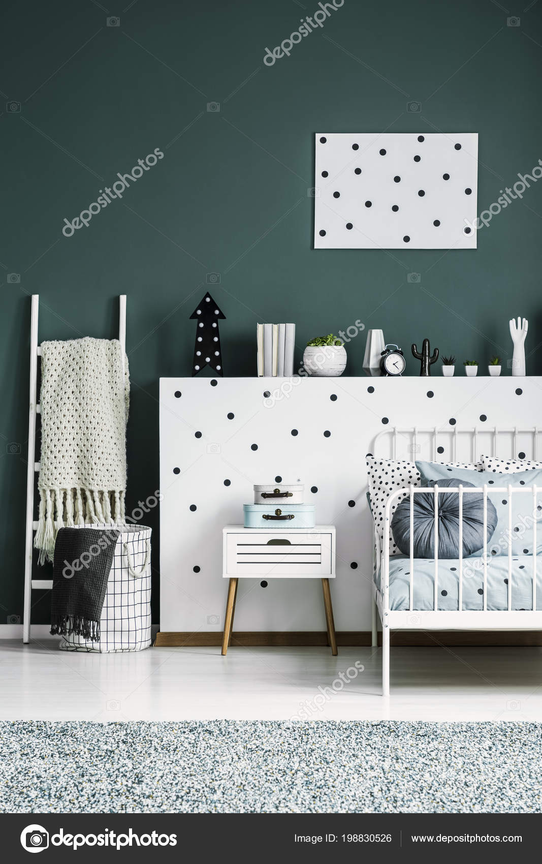 Gedessineerde Poster Groene Muur Boven Witte Bed Kast Kind ... Gedessineerde Poster Groene Muur Boven Witte Bed Kast Kind ...