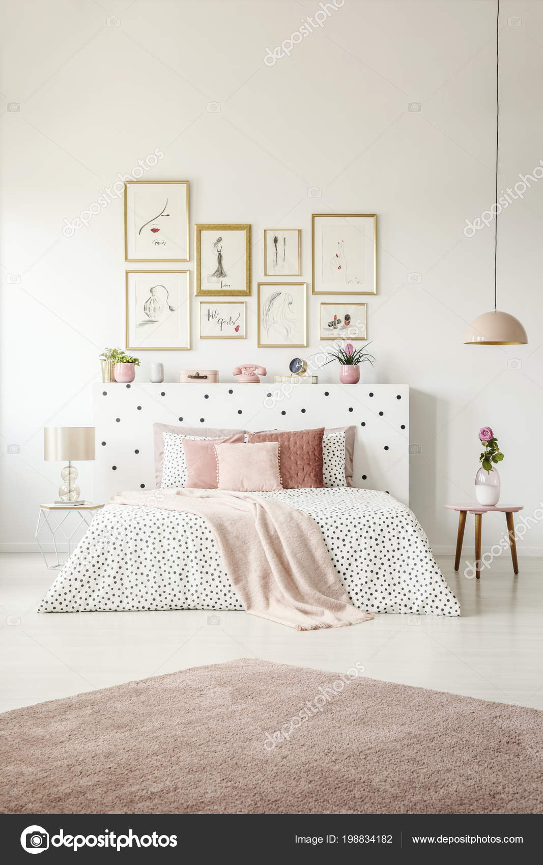 Roze Deken Posters Vrouw Slaapkamer Interieur Met Bloem Tafel Naast ... Roze Deken Posters Vrouw Slaapkamer Interieur Met Bloem Tafel Naast ...