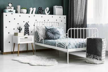 Parlak çocuk yatak odası iç kabine yanındaki kürklü beyaz yatak yatak takımı desenli