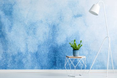 Duvar için ürün yerleştirme boş, oturma odası iç bir bitki ve beyaz ampul ile tabure