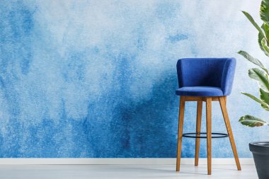 Bar tabure ayakta bir oturma odasında iç yanındaki boş bir duvara ayarla bir çiçek suluboya ile boyalı. Ürününüzü yerleştirin