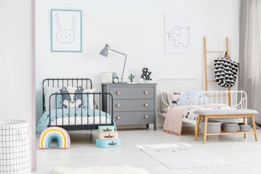 Lamba gri kabine kardeşler yatak odası iç posterler ile siyah beyaz yatak arasındaki tarih. Gerçek fotoğraf