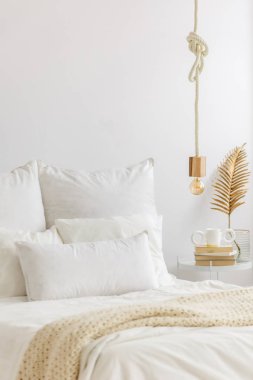 Beyaz, minimalist yatak odası iç yatak minder ve altın süslemeleri ile yakın çekim ile