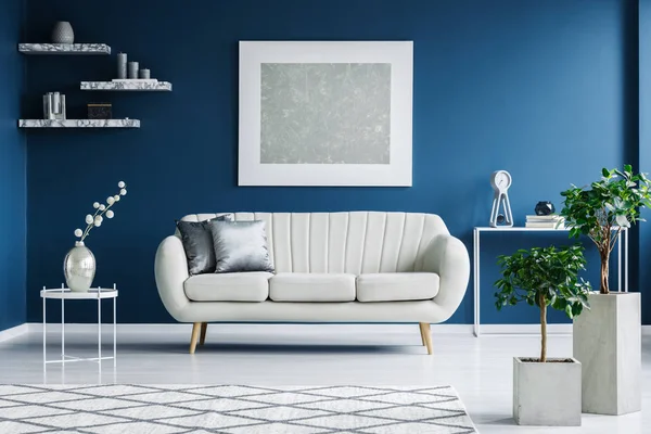 Branco Azul Sala Estar Interior Com Sofá Pintura Plantas Vasos — Fotografia de Stock