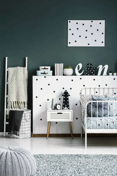 Polka Dot Poster Bir Skandinav Tarzı Beyaz Yatak Odası Bir — Stok fotoğraf
