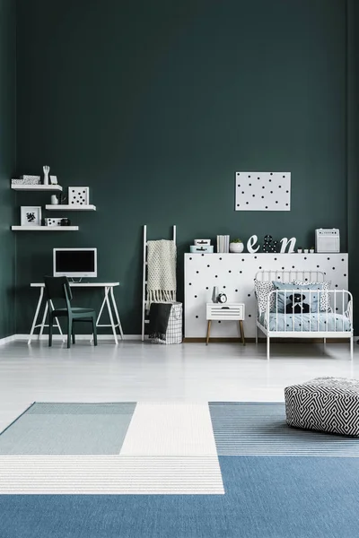 Vzorované Taburet Modrý Koberec Interiéru Prostorný Dětský Pokoj Zelenou Židli — Stock fotografie