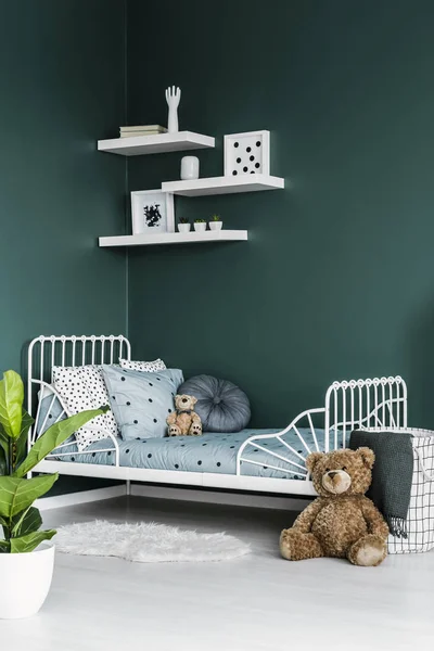 Hračka Teddy Bear Bílá Postel Twin Interiéru Tmavě Zelený Pokoj — Stock fotografie