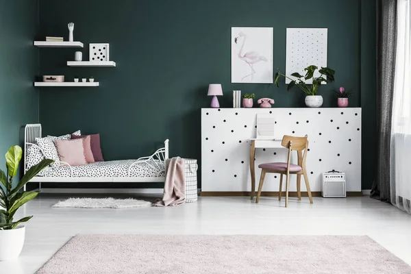 Plakaty Zielone Ściany Wnętrzu Sypialni Dziewczyny Białe Łóżko Drewniane Krzesło — Zdjęcie stockowe