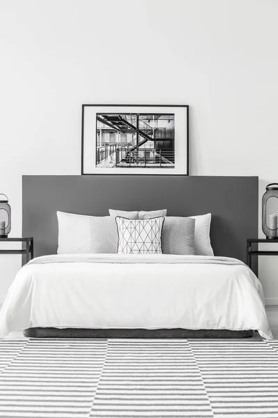 Poster Auf Dem Bettkopf Eines Weißen Bettes Minimalen Hotelschlafzimmer Interieur — Stockfoto