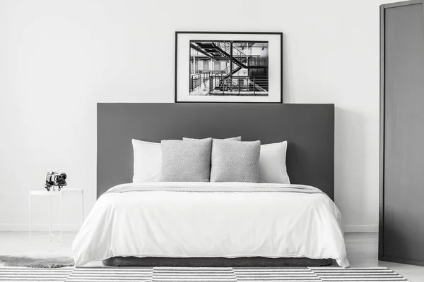 Bed Met Grijze Gecreëerde Minimale Slaapkamer Interieur Met Poster Ronde — Stockfoto