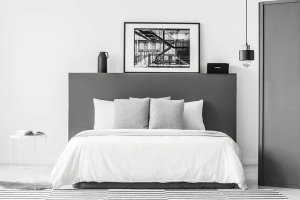 Gedessineerde Kussens Bed Slaapkamer Van Grijze Witte Interieur Met Poster — Stockfoto