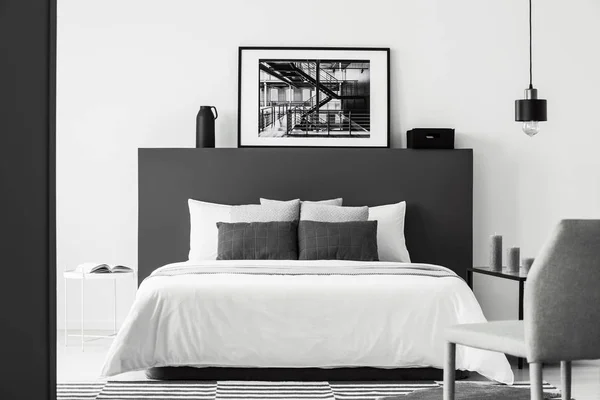 Poster Zwarte Gecreëerde Wit Bed Daarentegen Slaapkamer Interieur Met Grijze — Stockfoto